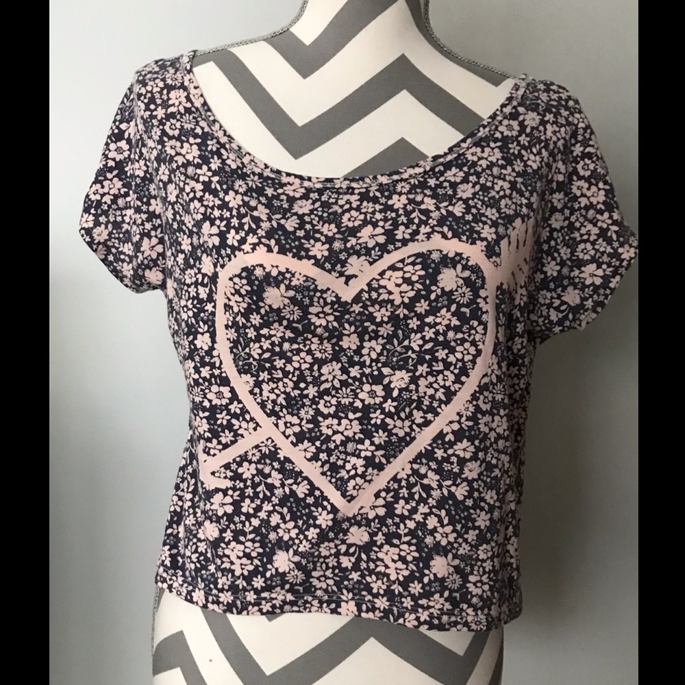 ⬇️$16 American Eagle Heart Crop Top